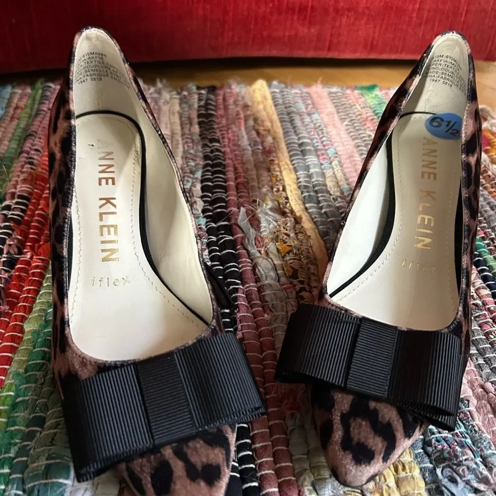 Anne Klein Animal Print Heels with Black Accent Size 6.5 - Picture 5 of 12